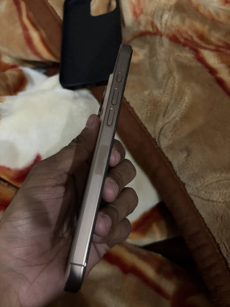 Apple iPhone 16 Pro Max 2