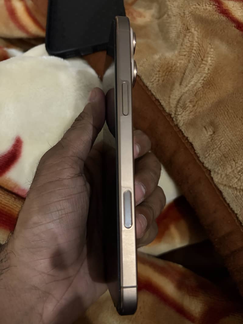 Apple iPhone 16 Pro Max 3