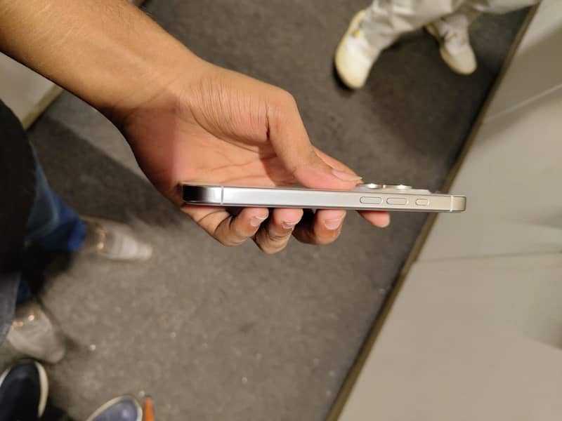 Apple iPhone 16 Pro 3