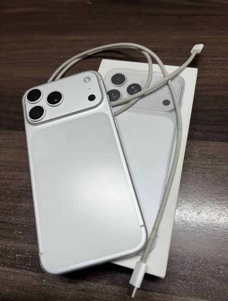Apple iPhone 17 Pro Max 1