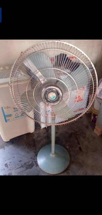 Pedestal fans . brand universal