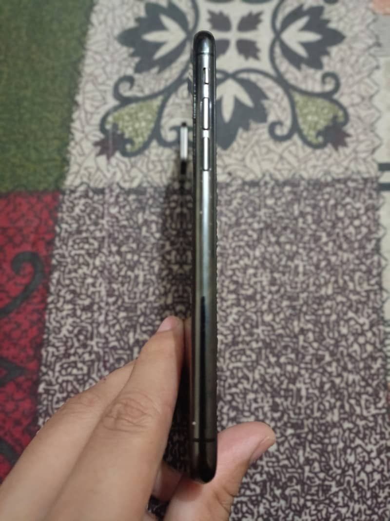 Apple iPhone XS 4