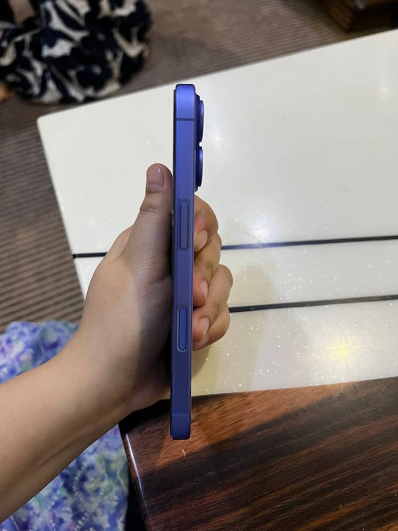 Apple iPhone 16 3