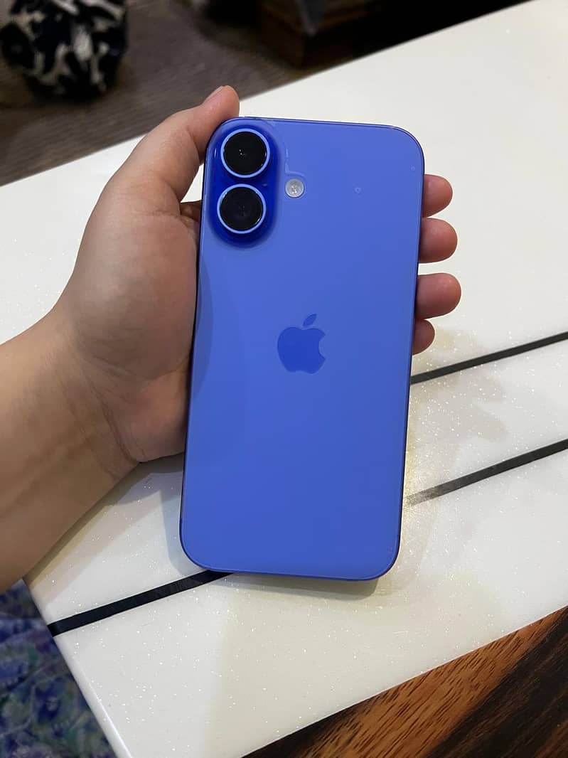 Apple iPhone 16 8
