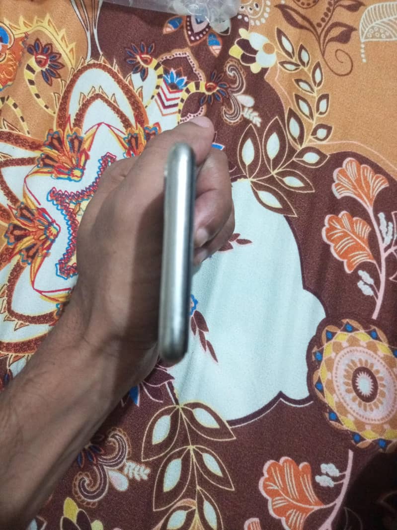 Apple iPhone X 4