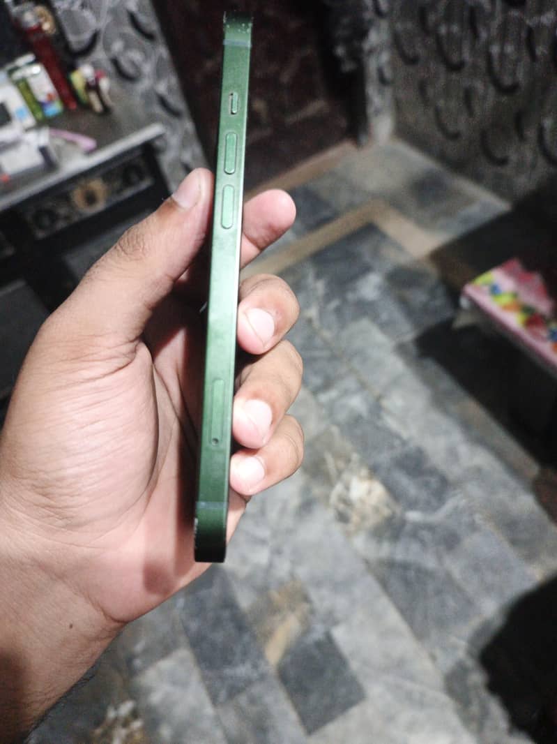 Apple iPhone 13 2