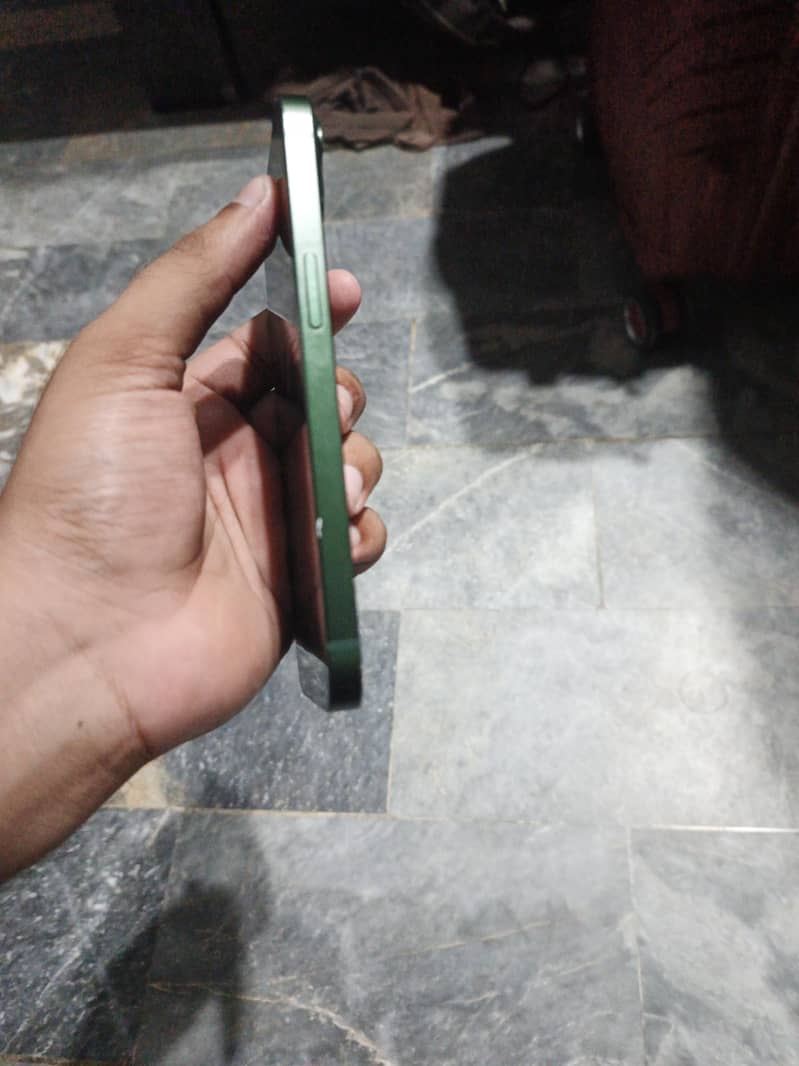 Apple iPhone 13 4