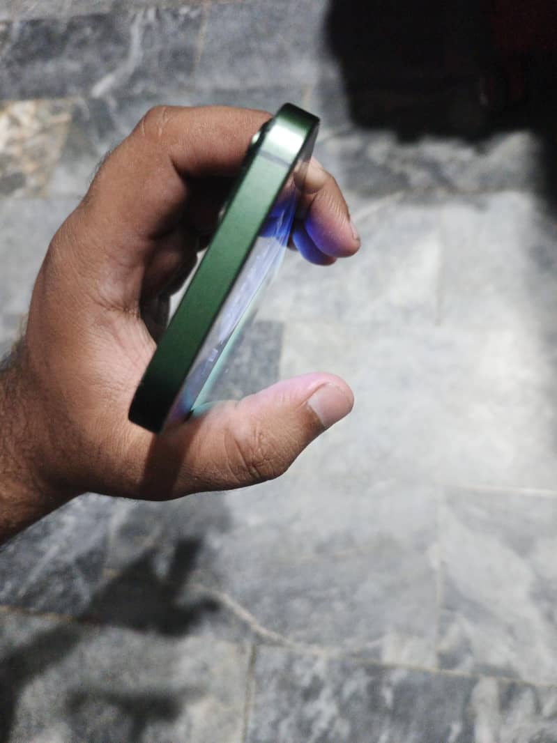 Apple iPhone 13 7