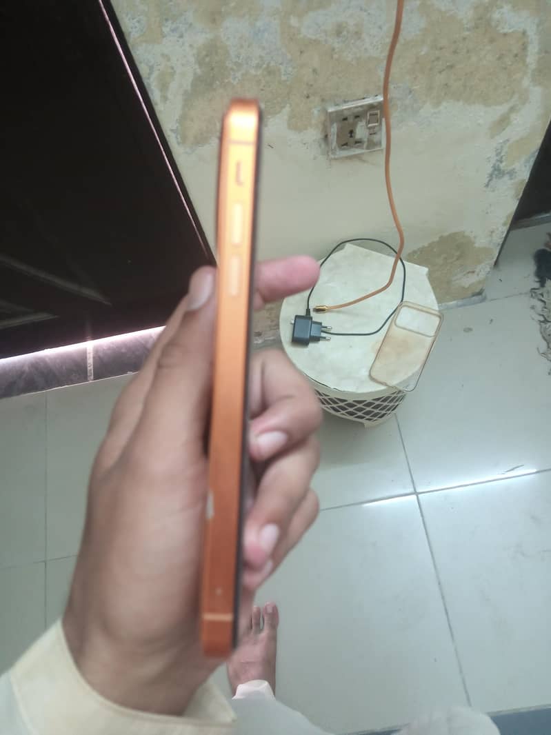 Apple iPhone 11 4