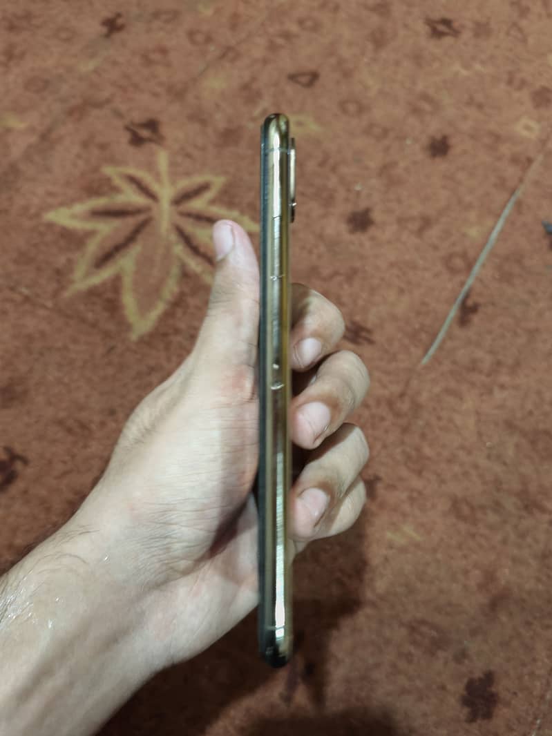 Apple iPhone XS Max 7