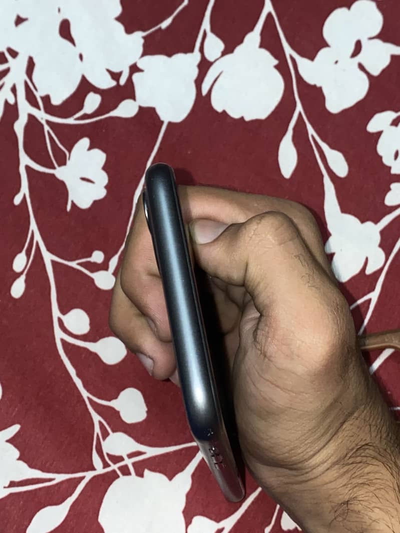 Apple iPhone 11 3