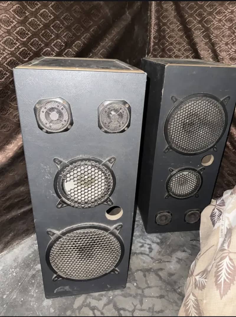 SPEAKERS WITH AMPLIFIER SETUP 0