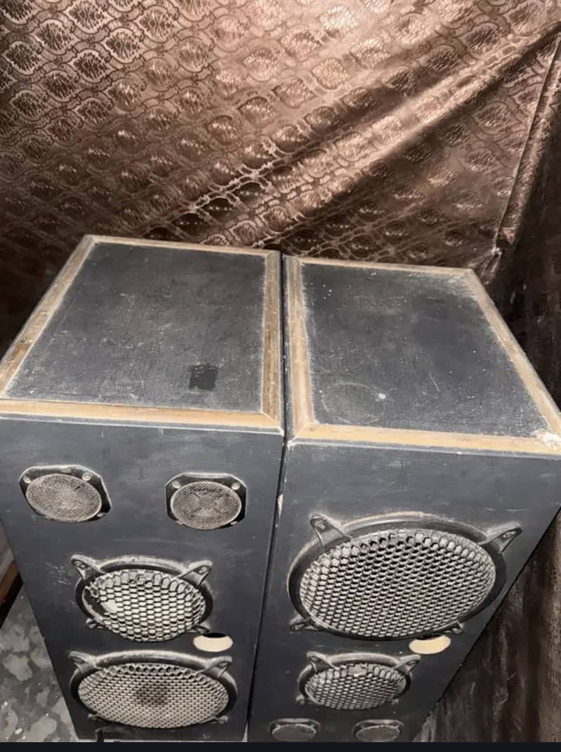 SPEAKERS WITH AMPLIFIER SETUP 1