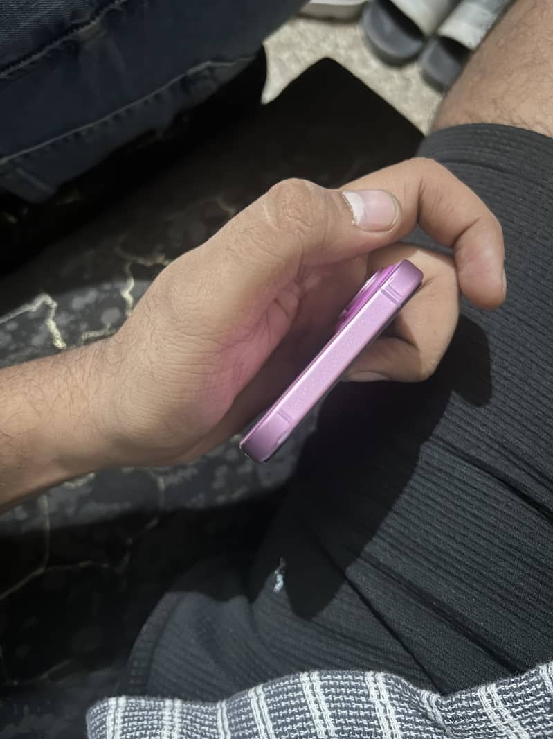 Apple iPhone 16 4