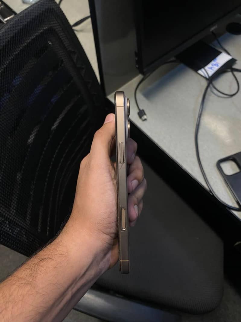 Apple iPhone 16 Pro Max 4