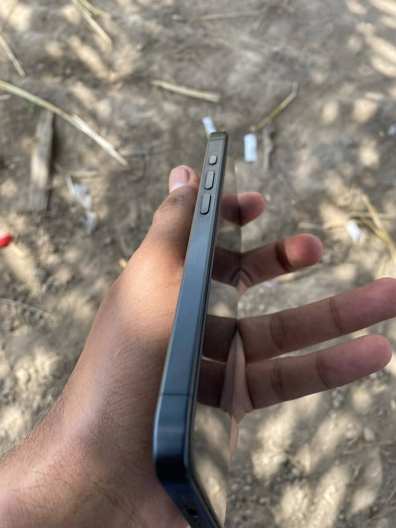 Apple iPhone 15 Pro 3