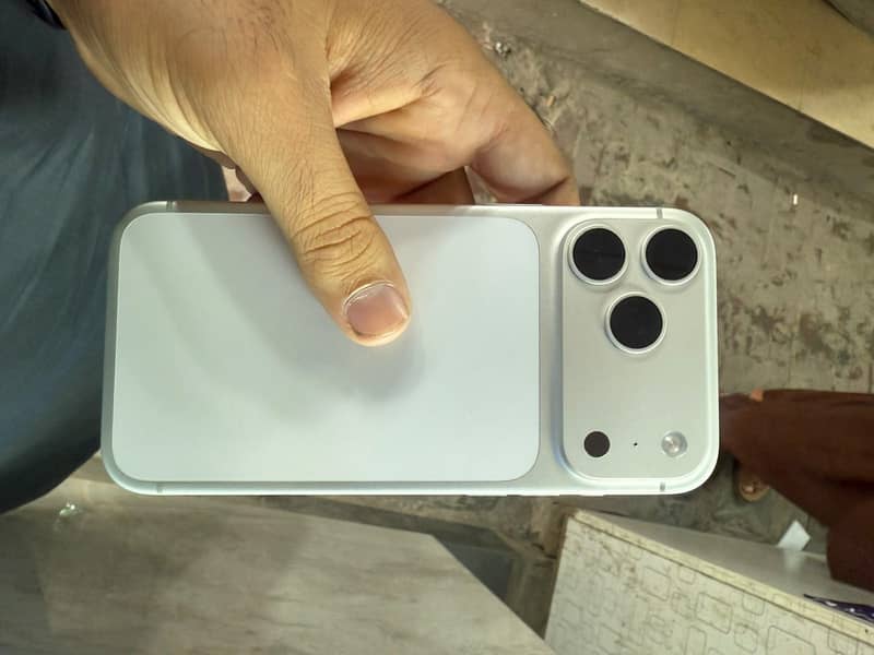 Apple iPhone 17 Pro Max 1