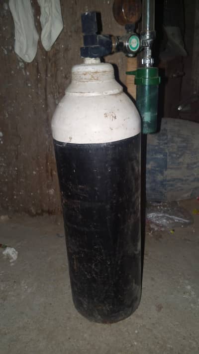 18.7 kg Oxygen cylinder with regulator