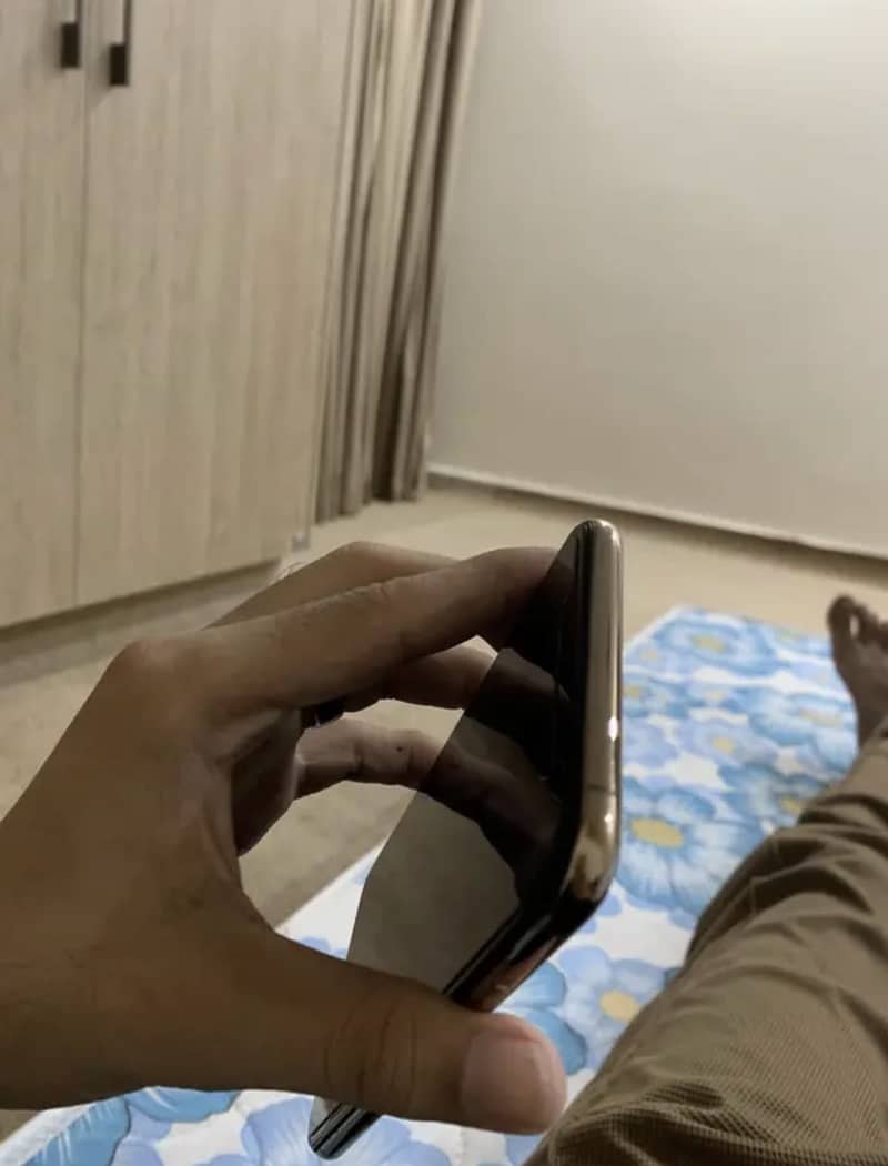 Apple iPhone XS Max 3