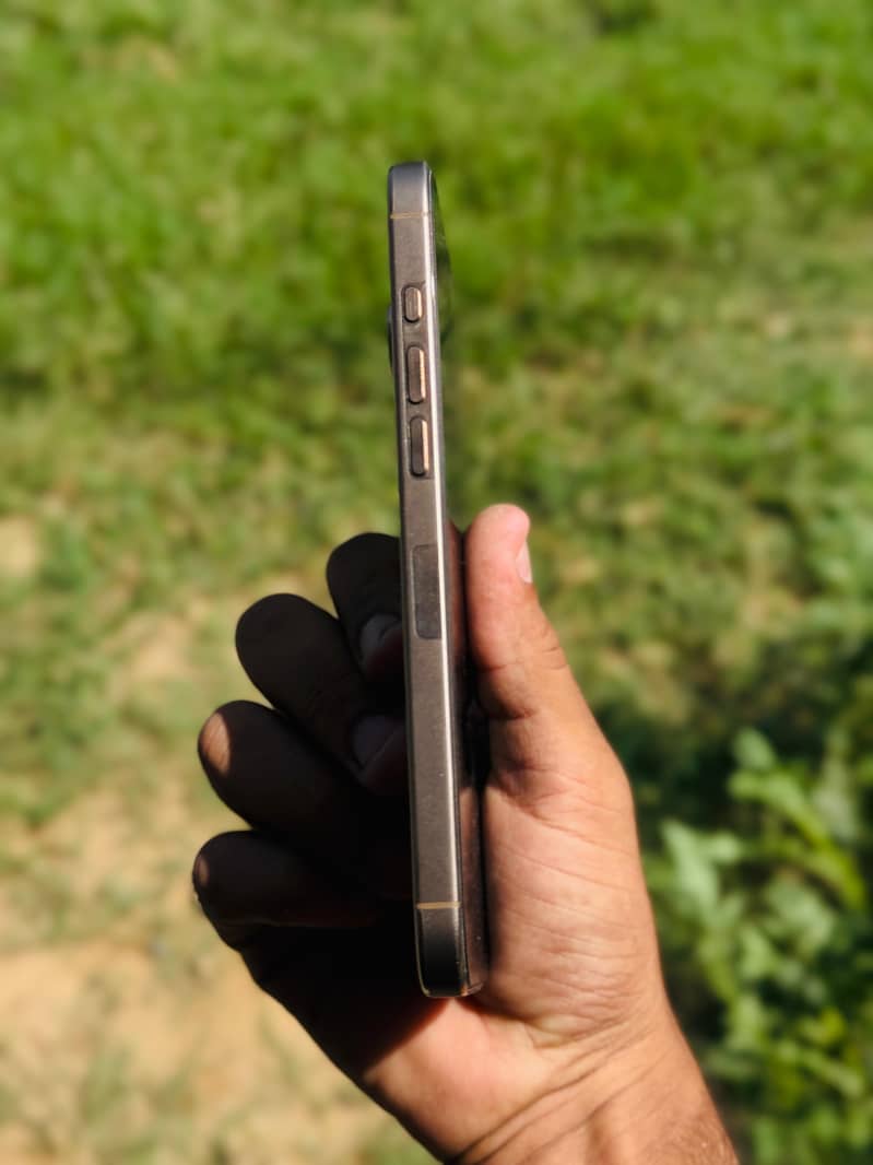 Apple iPhone 16 Pro Max 3