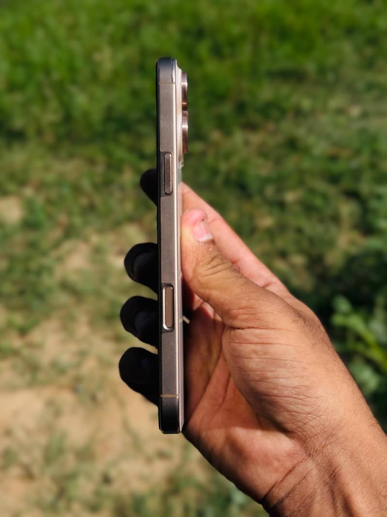 Apple iPhone 16 Pro Max 4