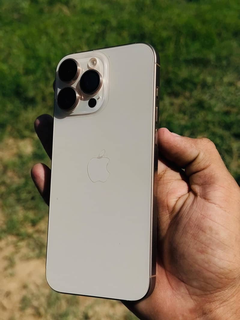 Apple iPhone 16 Pro Max 6