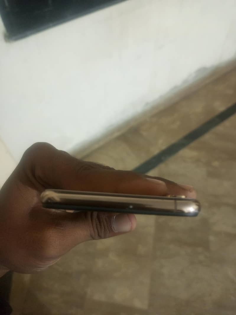 Apple iPhone Xs Max 3
