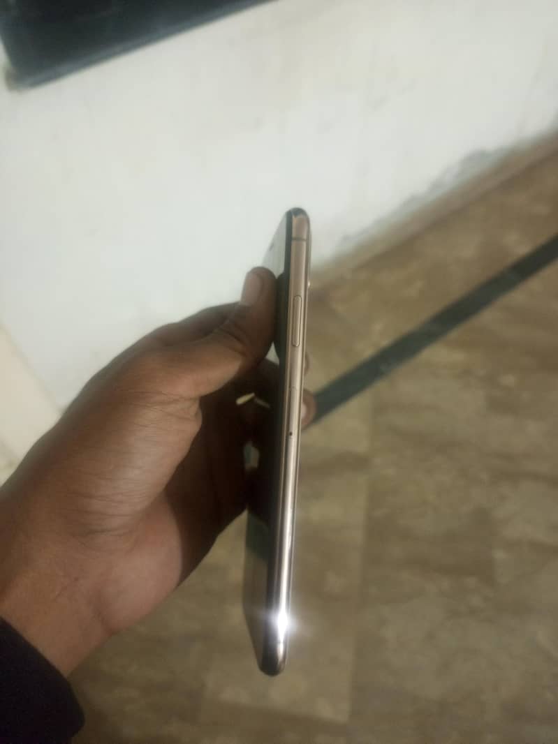 Apple iPhone Xs Max 4