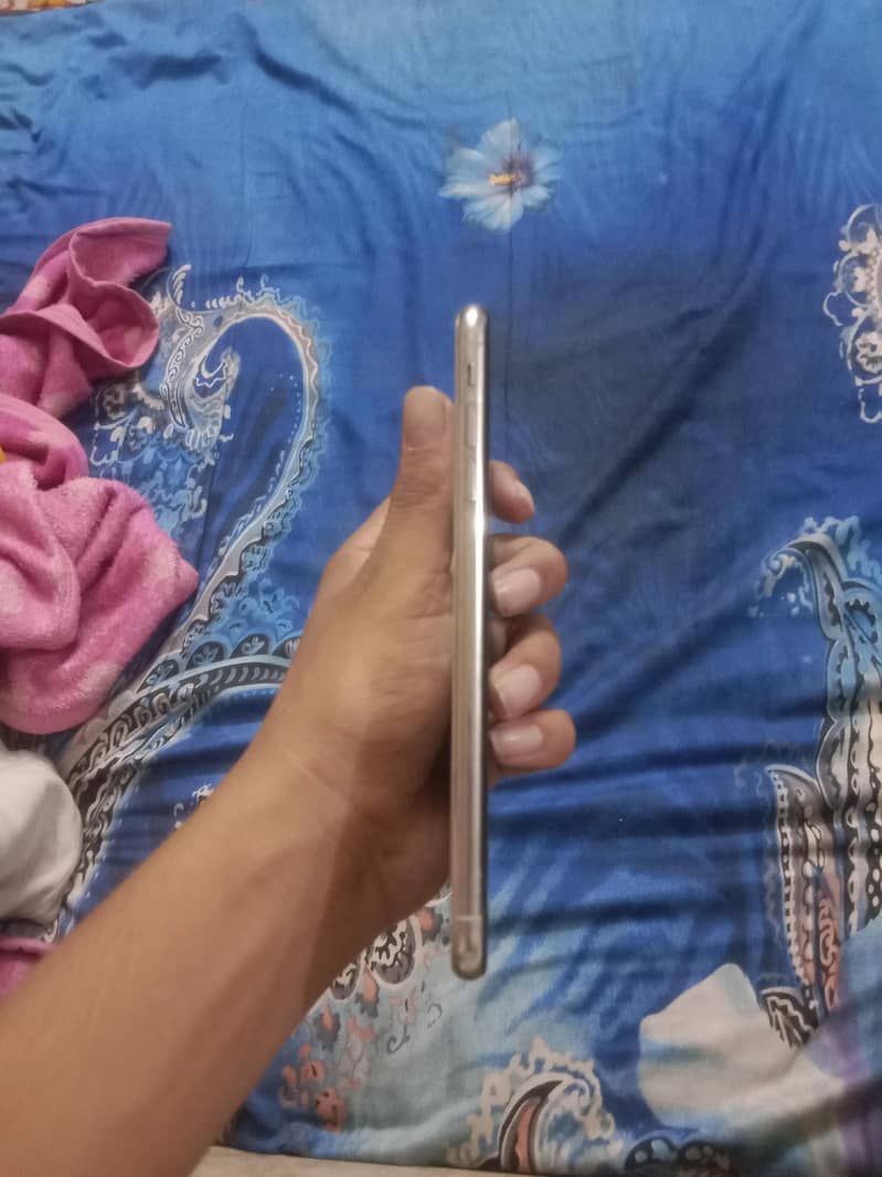 Apple iPhone XS Max 3