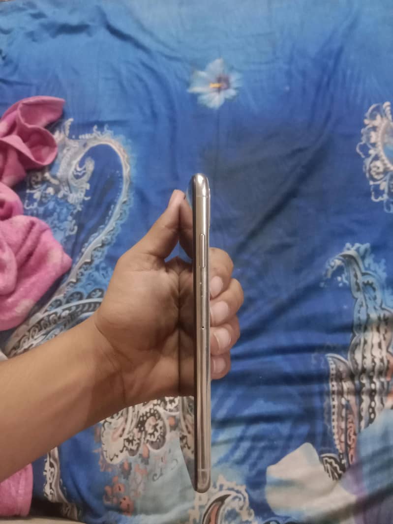Apple iPhone XS Max 4