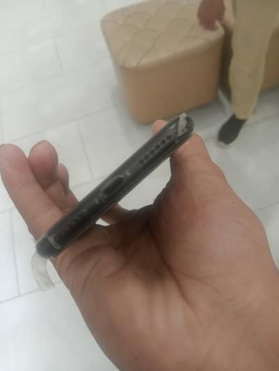I phone se 2020 pta 64 gb water pack hai bh 86