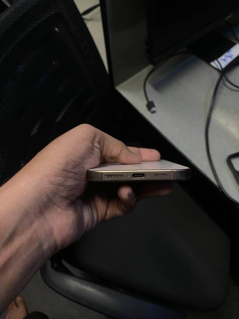 Apple iPhone 16 Pro Max 3
