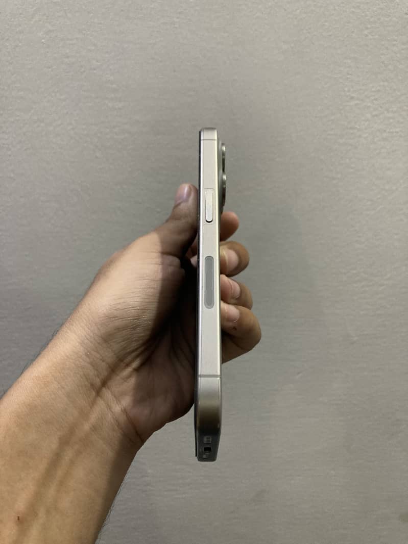 Apple iPhone 15 Pro 4