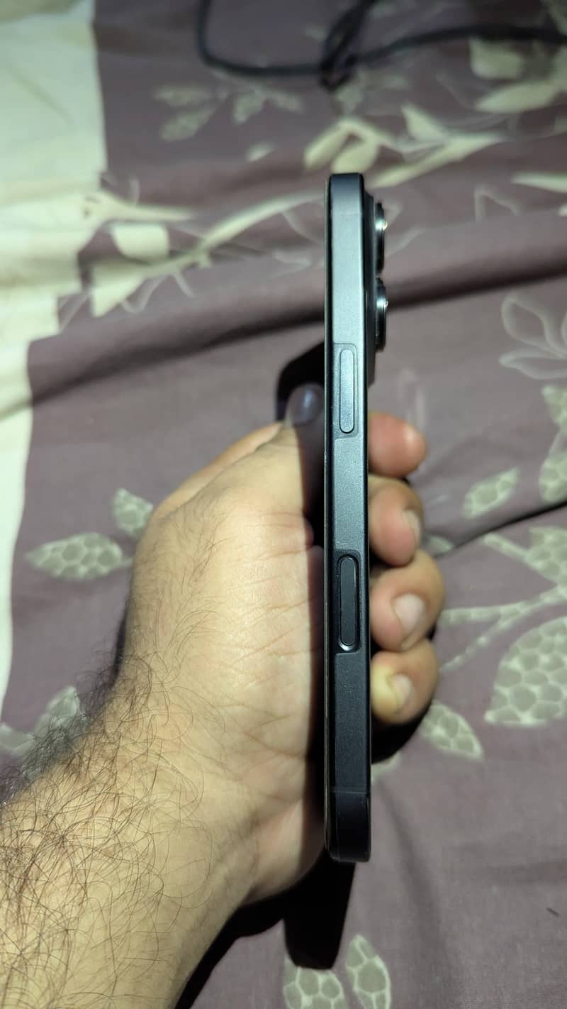 Apple iPhone 16 Pro 2