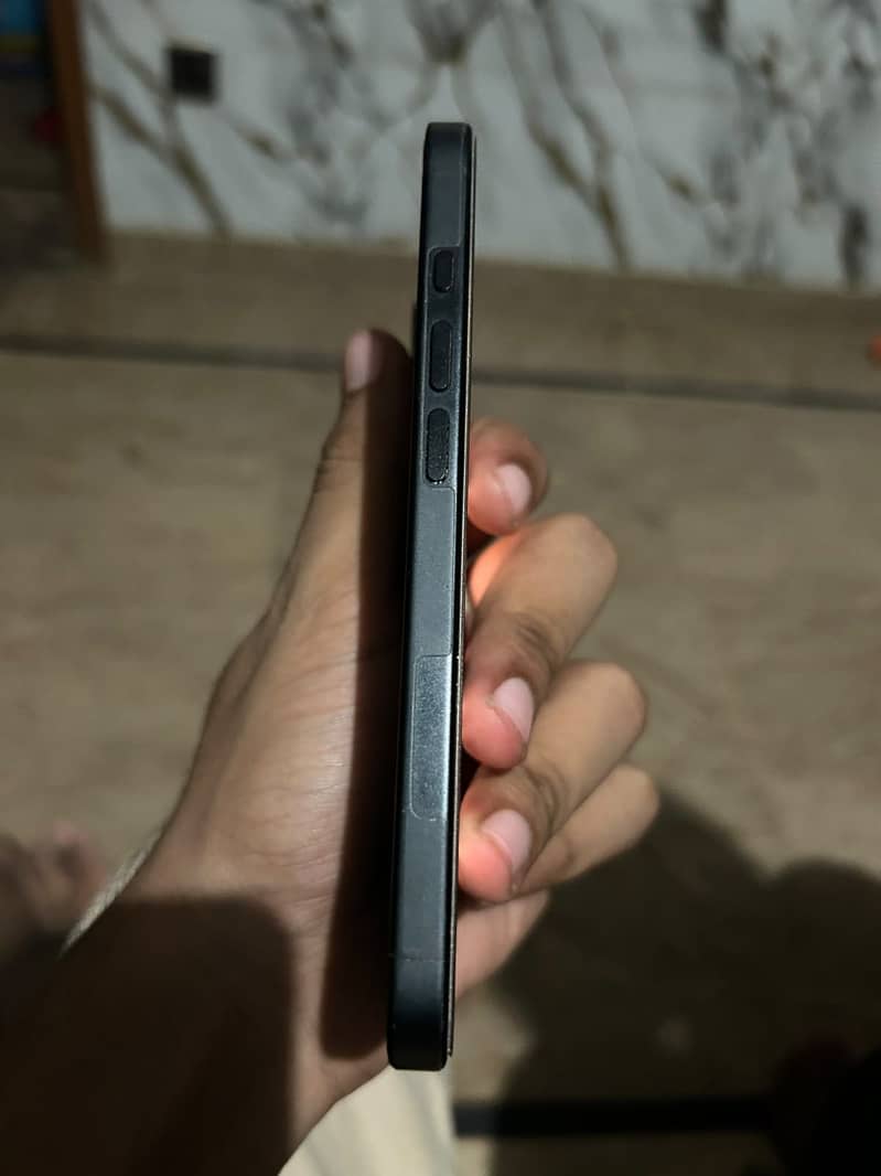 Apple iPhone 16 5