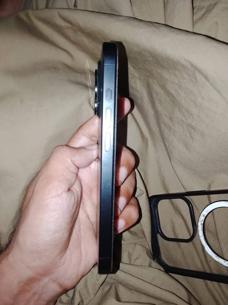 Apple iPhone 15 Pro 4