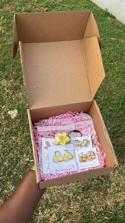 Premium JEWELLERY & GIFT HAMPERS FOR GIRLS gift boxes bouquet avlable