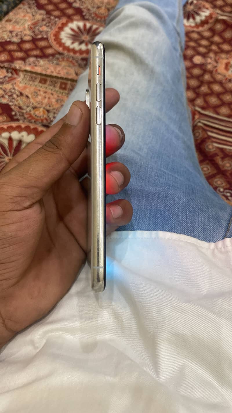 Apple iPhone X 4