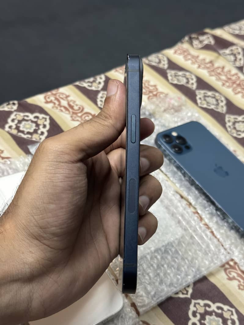 Apple iPhone 13 2