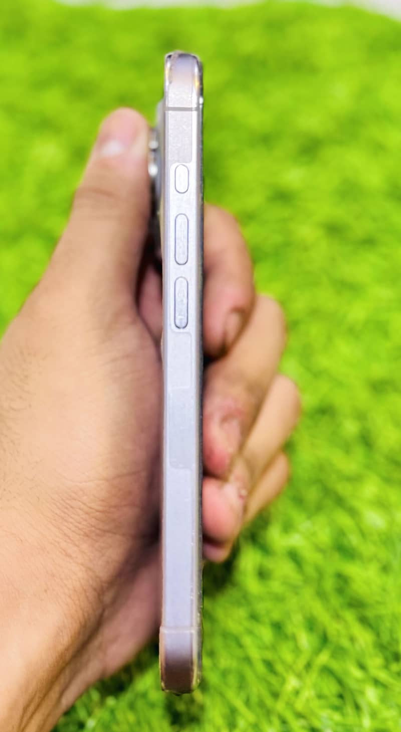 Apple iPhone 15 Pro 4
