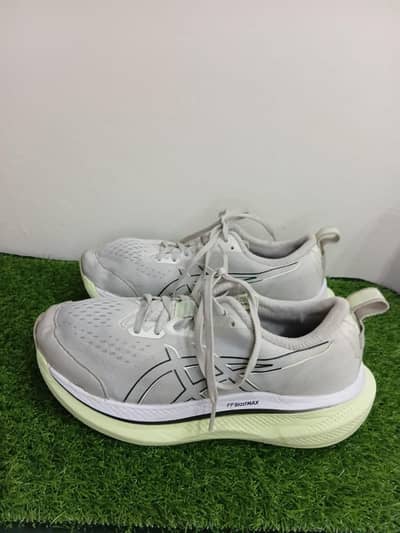 Branded shoes available 10/10