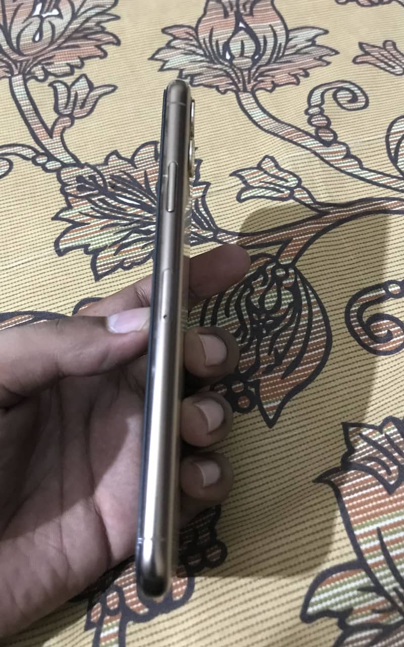 Apple iPhone 11 Pro Max 4