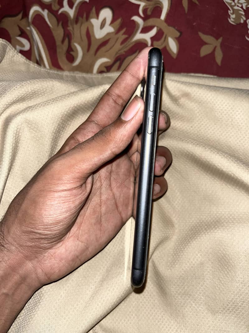 Apple iPhone 11 3