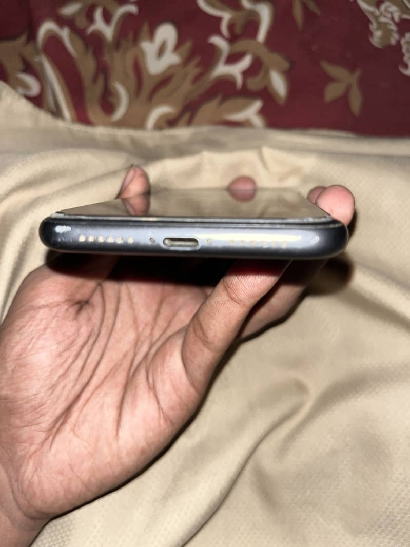 Apple iPhone 11 4