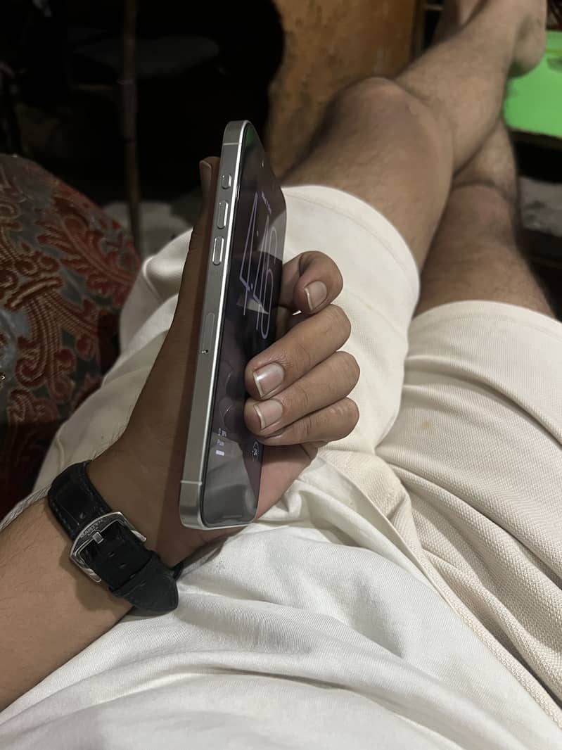 Apple iPhone 15 Pro Max 4