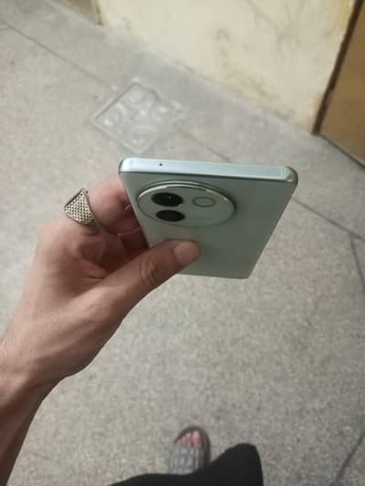 Vivo V30