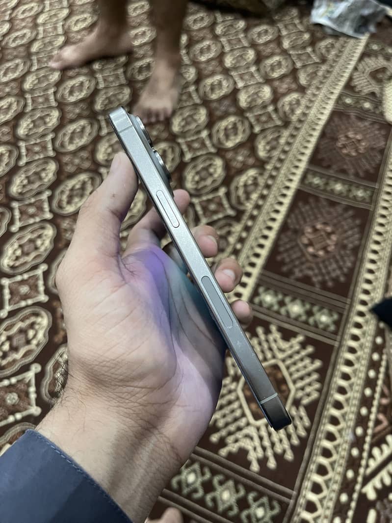 Apple iPhone 15 Pro Max 4
