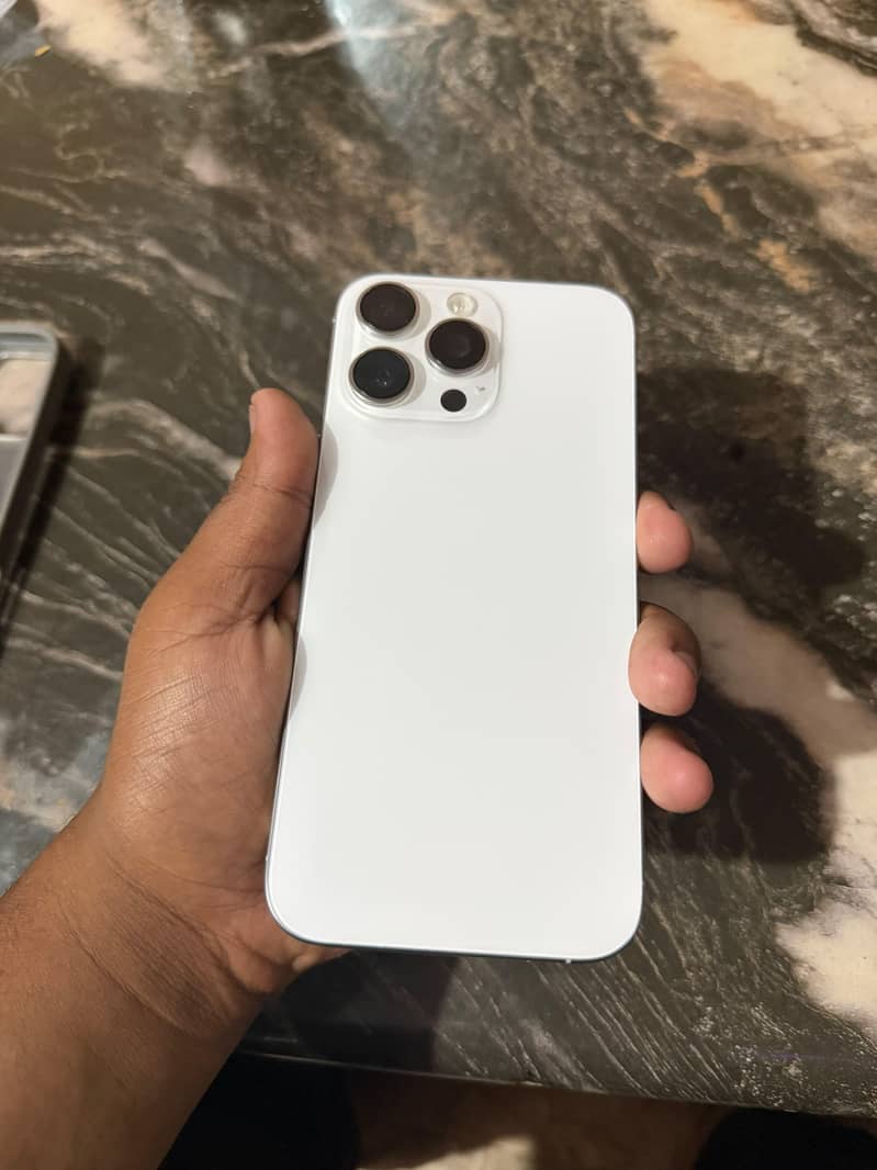Apple iPhone 16 Pro Max 3