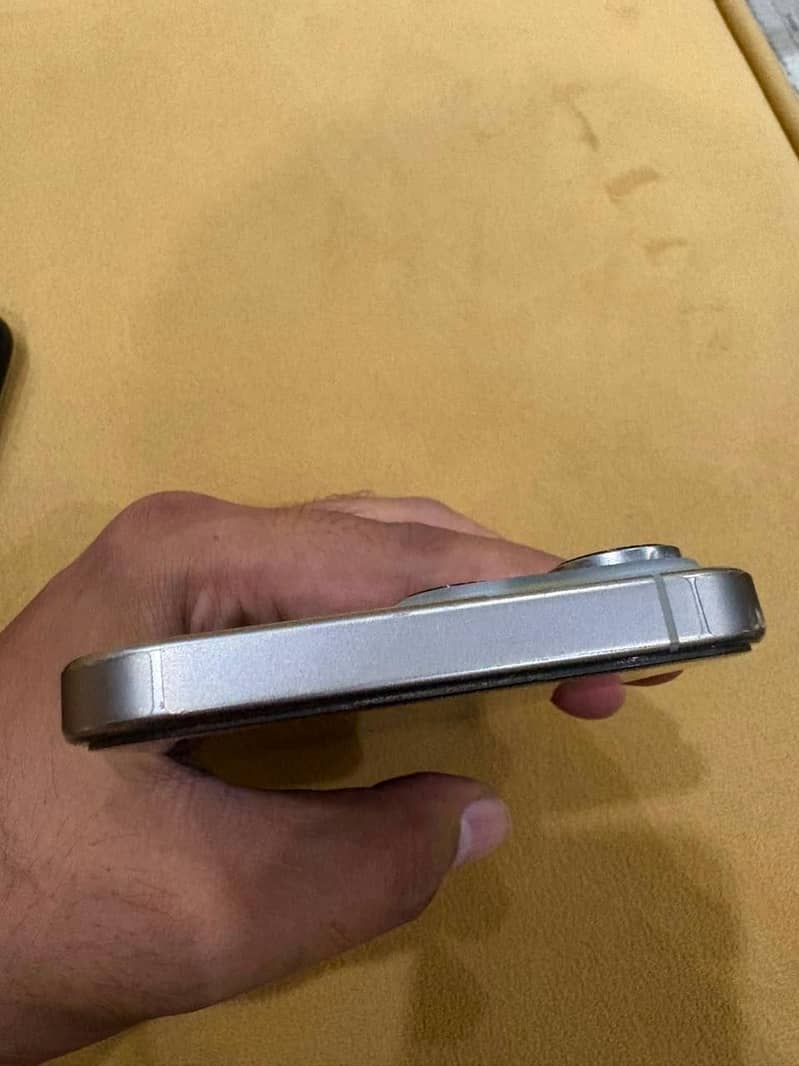 Apple iPhone 16 Pro Max 1