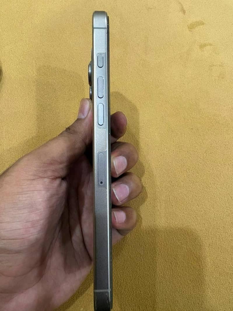Apple iPhone 16 Pro Max 4